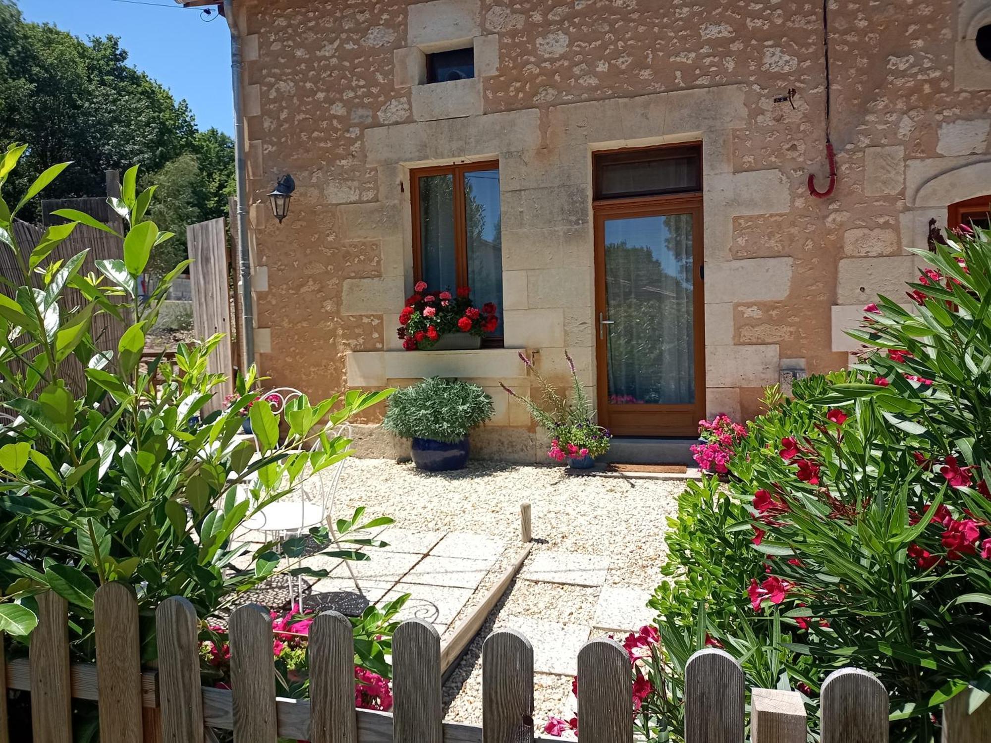 La Vieille Grange - Saint-Privat-Des-Pres Bed and Breakfast Exteriör bild